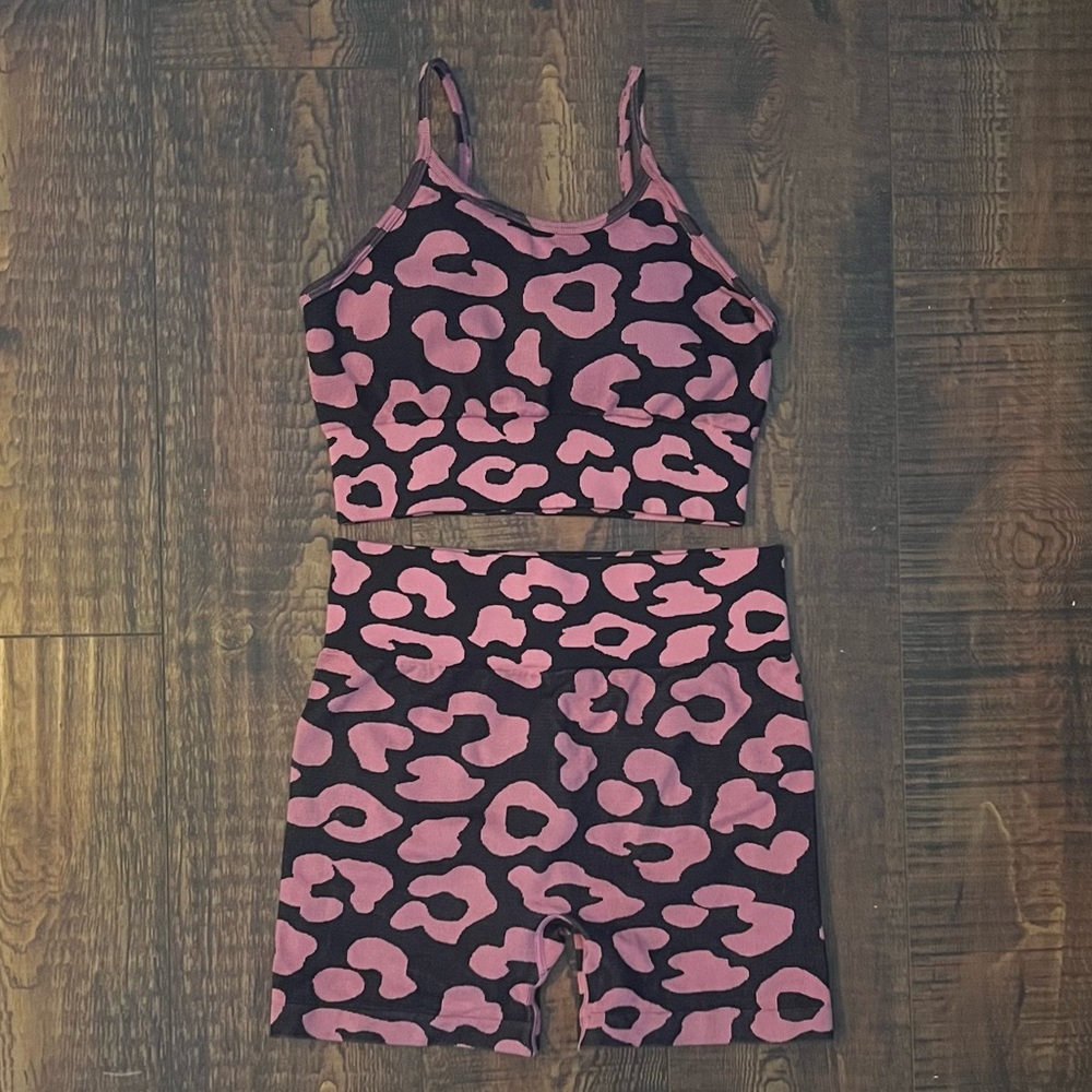Pink leopard activewear two pieces set.